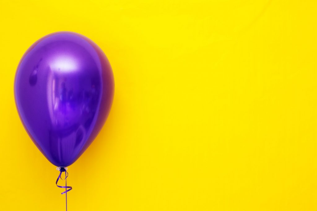 ballon sur fond jaune